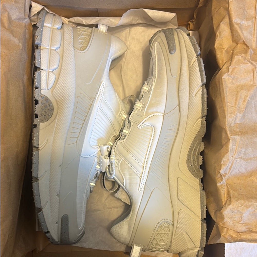 Nike Women's Sneakers in Cream and Gray